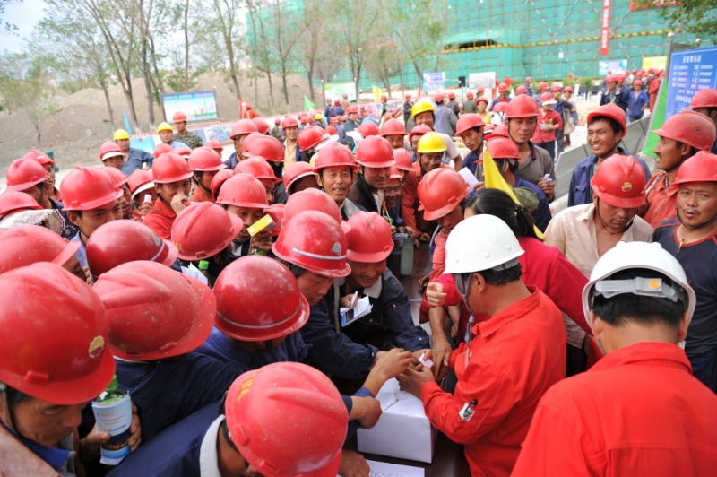 克拉玛依市第一中学高中部迁建工程2012年“安全生产月”活动启动