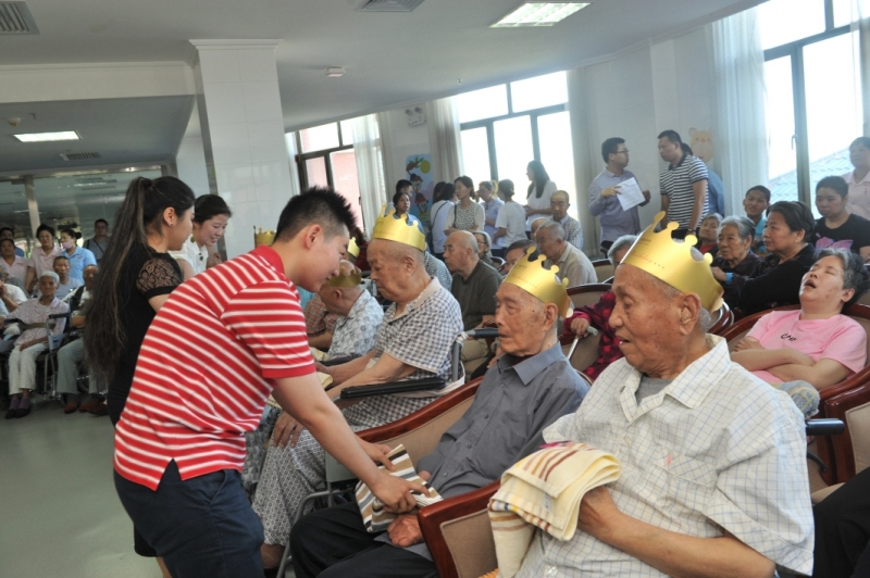 公司志愿者走进养老院与老人共庆端午节